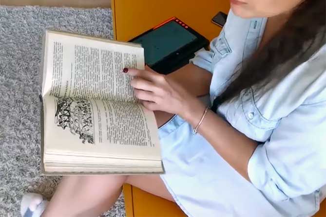 девушка с книгой дома