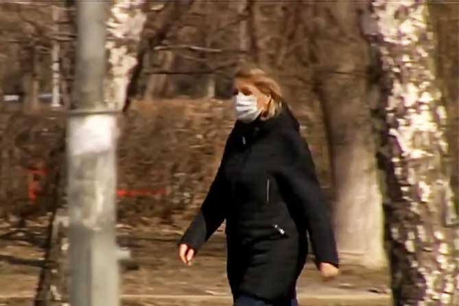 женщина идет в мед маске