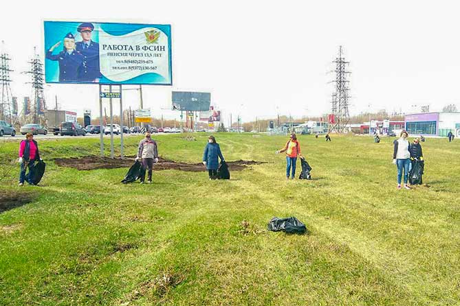 жители убирают мусор на Южном шоссе