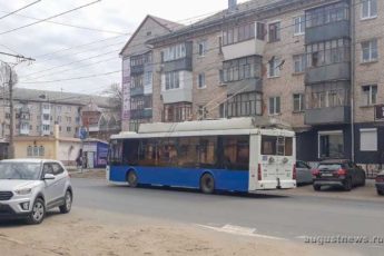 троллейбус едет по улице Мира