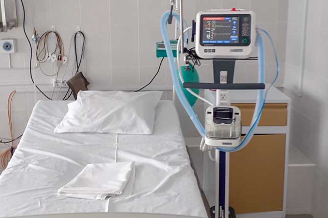 кровать и аппарат ИВЛ в больнице 5