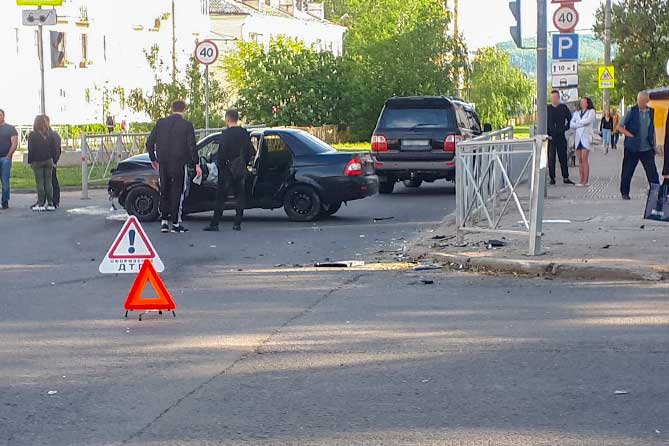 В аварии на улице Матросова в Тольятти пострадал пассажир "Приоры" ДТП 10 мая 2020 года Лада Приора