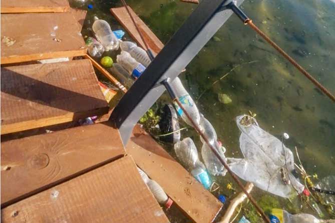мусор в воде в Итальянском сквере