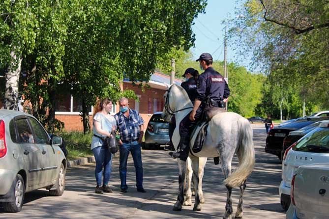полиция на конях проверяет самоизоляцию