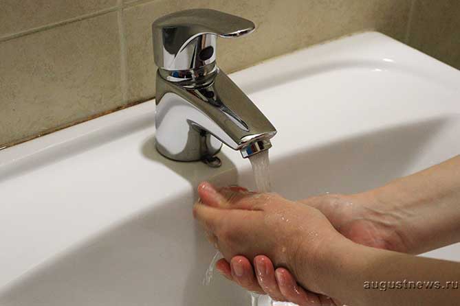 женщина моет руки под краном