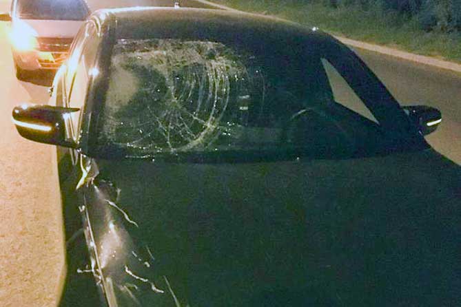 автомобиль бмв разбито стекло
