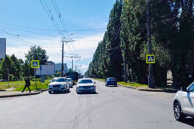 автомобили у пешеходного перехода