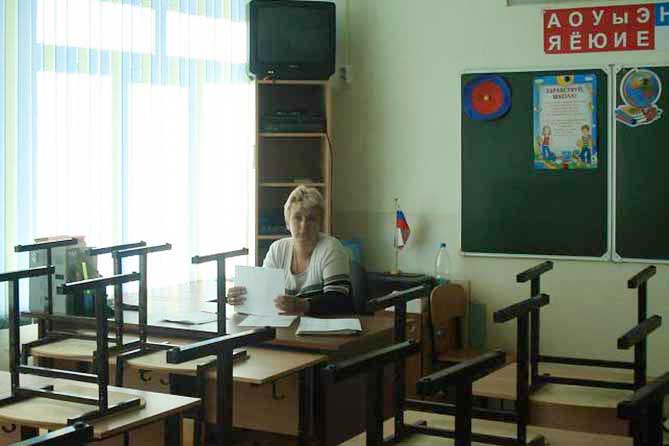 учитель сидит в пустом классе