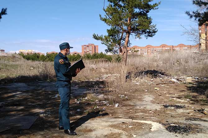 проверяют территорию