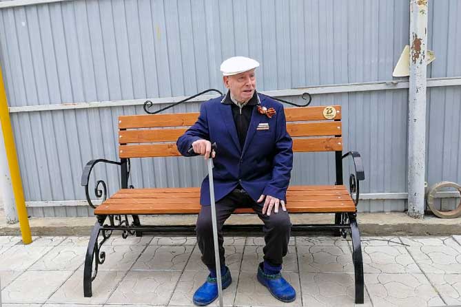 дедушка ветеран сидит на скамейке