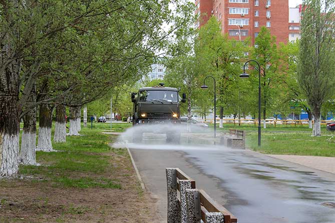 военная машина дезинфицирует тротуар