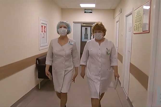 врачи идут по коридору