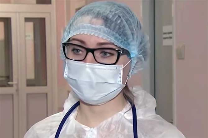 женщина врач в маске и очках