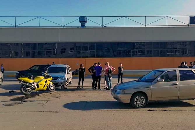 столкнулись автомобиль и мотоцикл