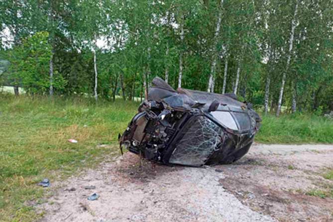 автомобиль на боку