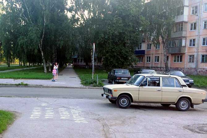 девочка на самокате