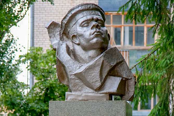 памятник Герою Советского Союза Евгению Никонову