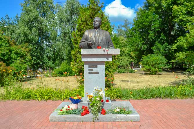 памятник Ивану Комзину в портпоселке