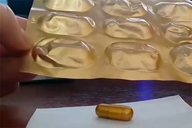 девушка держит упаковку