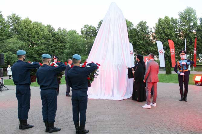 открытие скульптуры "Ожидание солдата" в парке Победы