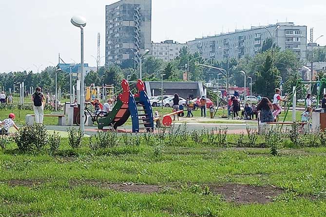 горожане на детской площадке в парке в честь 50-летия АВТОВАЗа