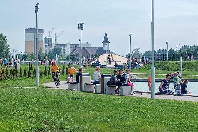 горожане отдыхают в парке 50-летия АВТОВАЗа