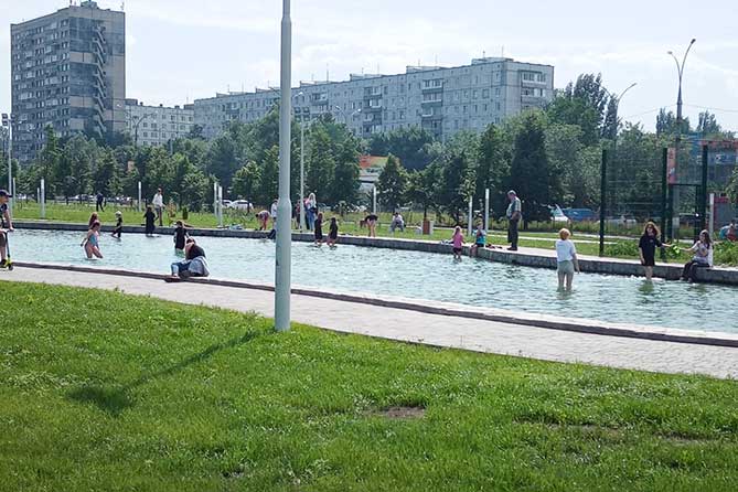 люди возле фонтана в парке 50-летия АВТОВАЗа