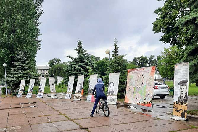 велосипедист на выставке в парке Центрального района