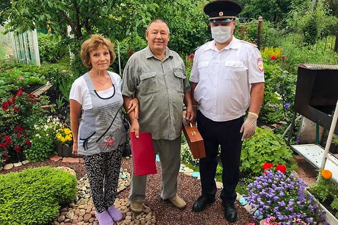 Сотрудники тольяттинской Госавтоинспекции поздравили с 75-летием ветерана петр васильевич