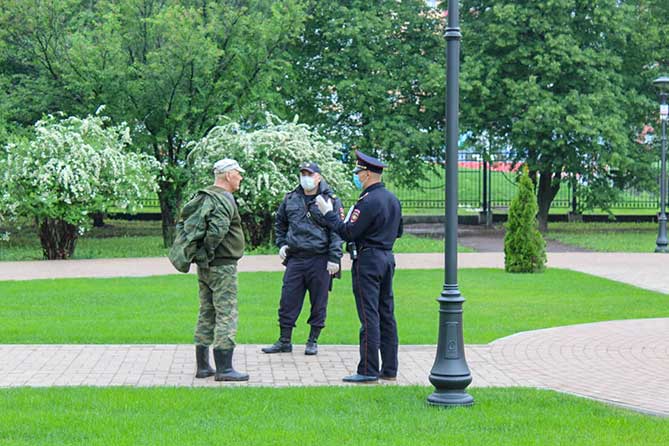полицейские разговаривают с мужчиной в Парке Победы