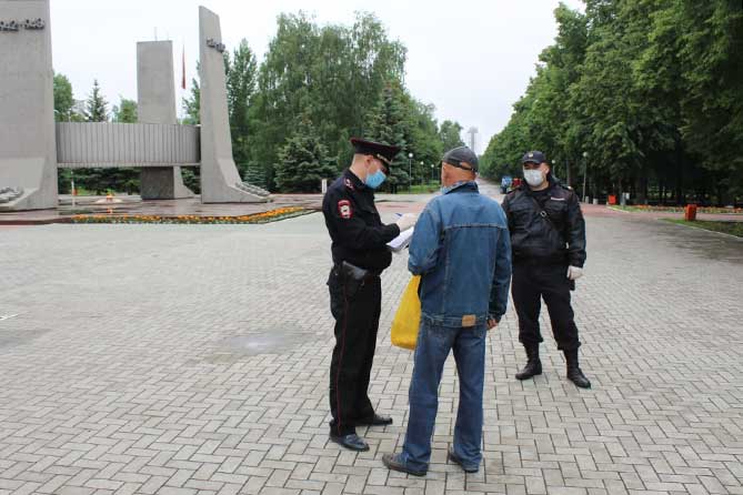 полицейские беседуют с мужчиной в парке Победы