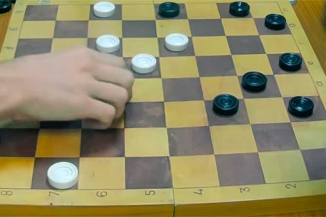 мужчина играет в шашки