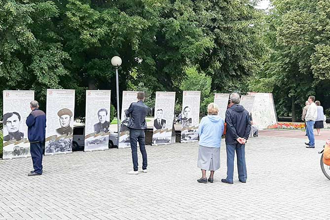 тольяттинцы на выставке "Герои нашего двора"
