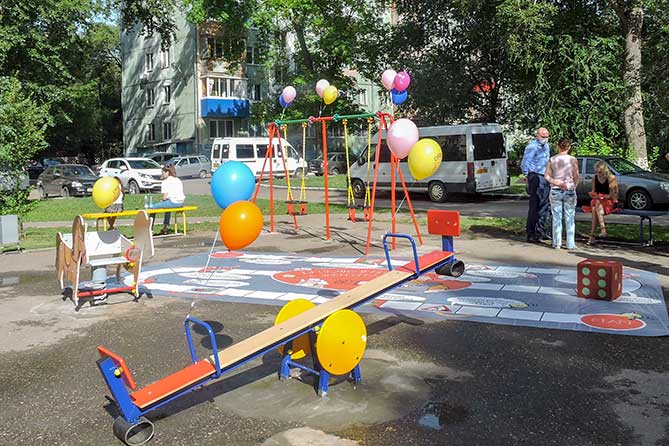 энергетики подарили детскую площадку УК ООО «Комфорт Автоград»