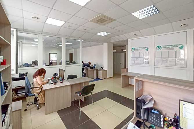 сотрудник ЭкоСтройРесурса в офисе