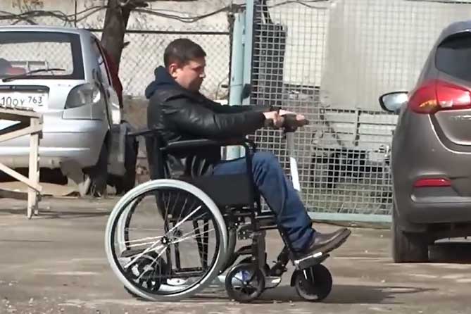 мужчина на коляске