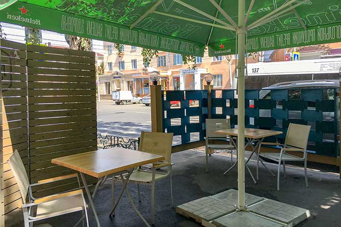 летняя веранда кафе на улице Карла Маркса