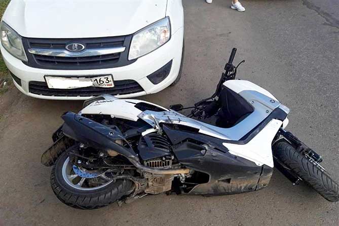 женщину на мотоцикле сбил автомобиль