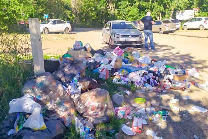 куча мусора у "Волжского замка"