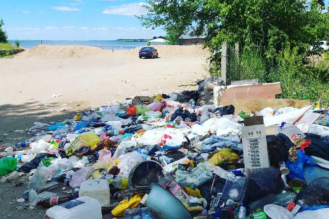 мусор на пляже возле "Волжского замка"