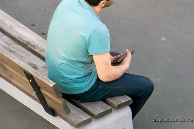 мужчина сидит на скамейке