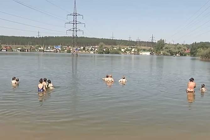 люди плавают в озере