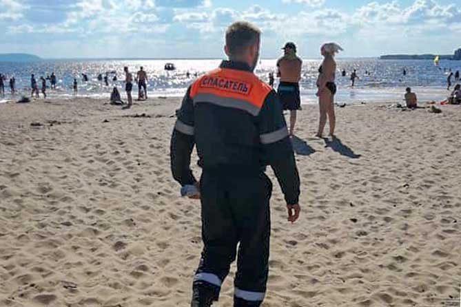 спасатель летом на пляже