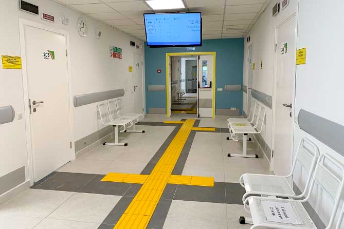 коридор в новом отделении поликлиники 3