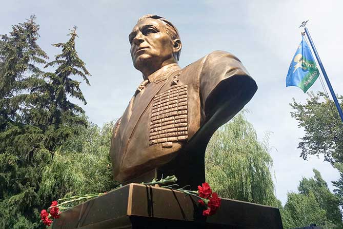 бюст Василия Маргелова в парке Победы
