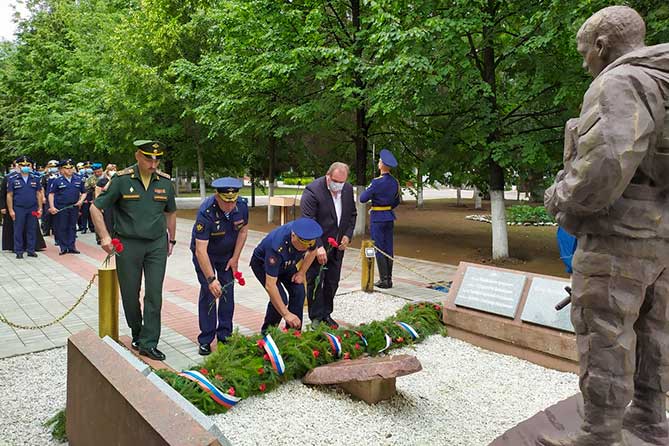цветы возлагает сергей анташев