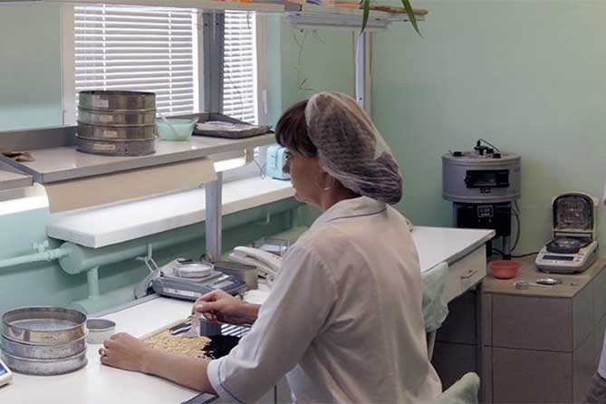 женщина в лаборатории