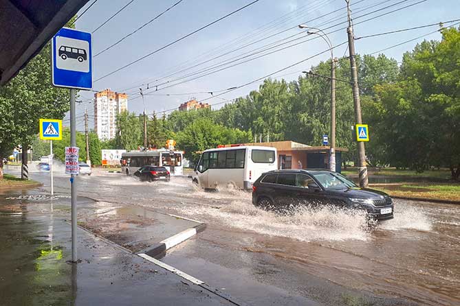 вода на дороге после дождя