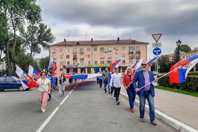 В Тольятти состоялся флешмоб в честь дня Государственного флага России горожане с флагом России