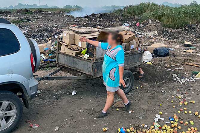 женщина привезла мусор на свалку